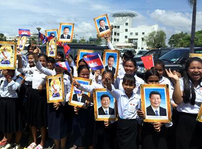 Xi Jinping chega a Phnom Penh e inicia visita ao Camboja