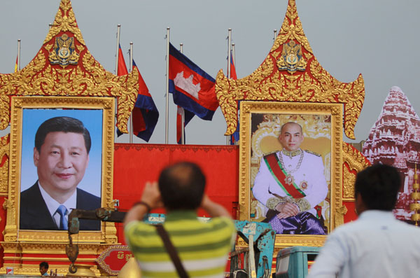 Xi Jinping chega a Phnom Penh e inicia visita ao Camboja