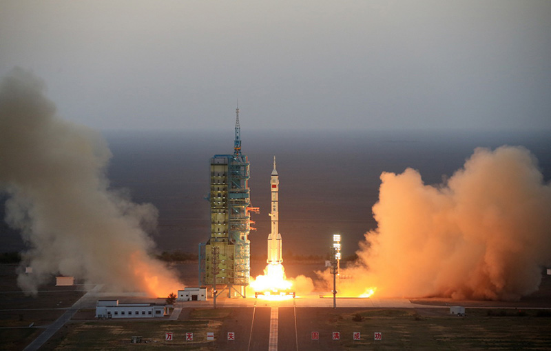 China envia nave espacial tripulada Shenzhou 11 para órbita