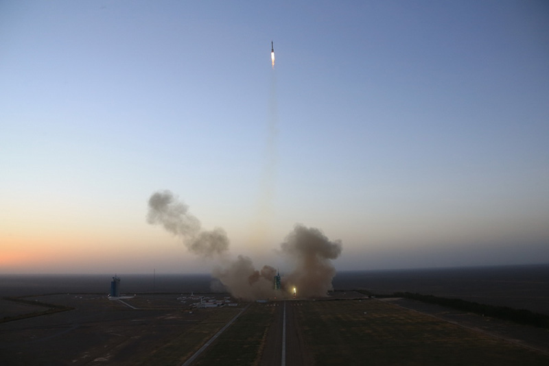 China envia nave espacial tripulada Shenzhou 11 para órbita