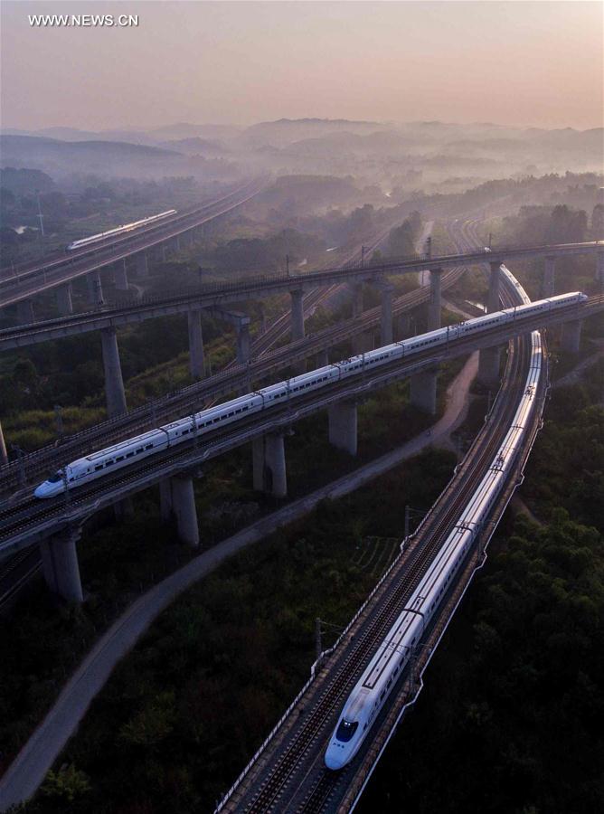 Panorama aéreo de trem-bala no sudoeste da China