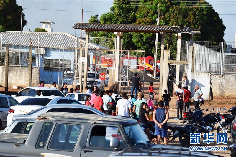 Rebelião entre grupos de presidiários causa distúrbios em prisão brasileira