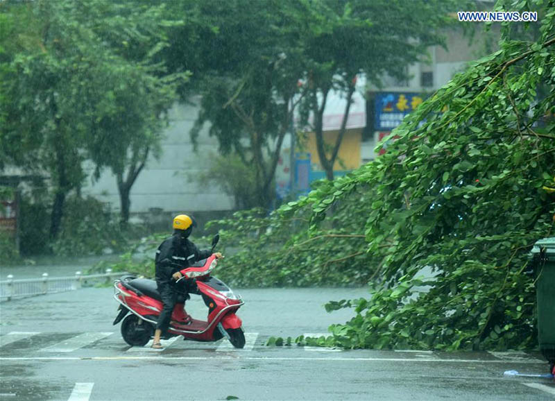 Tufão Sarika atinge Hainan