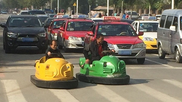 Dois homens conduzem carrinhos de choque nas estradas de Shenyang