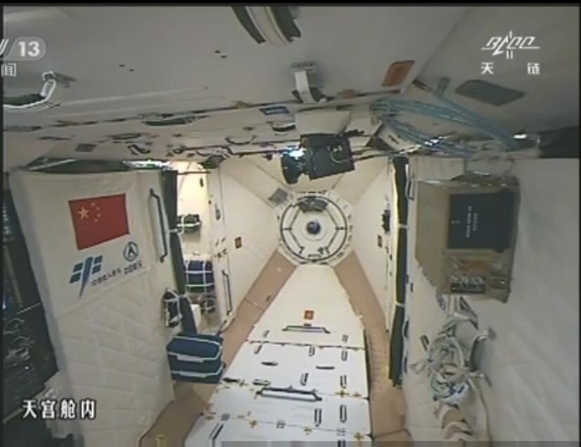 Astronautas chineses entram no módulo do laboratório espacial Tiangong II