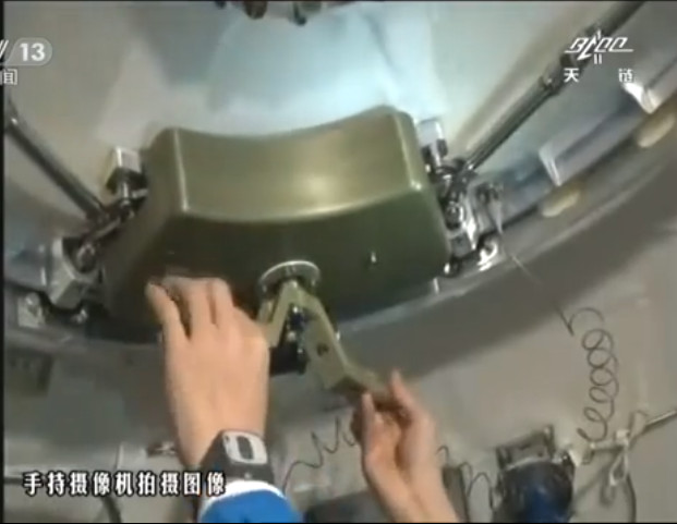 Astronautas chineses entram no módulo do laboratório espacial Tiangong II
