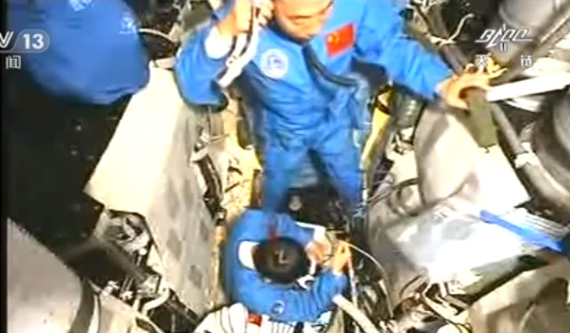 Astronautas chineses entram no módulo do laboratório espacial Tiangong II