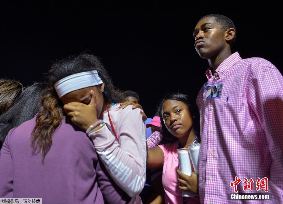 Tyson Gay se emociona na vigília em homenagem à filha assassinada
