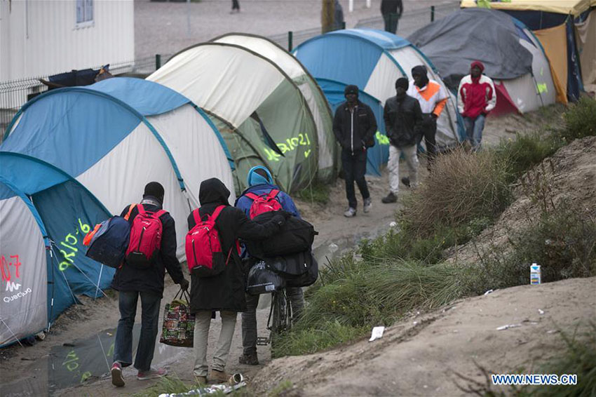 França inicia evacuação de campo de refugiados em Calais