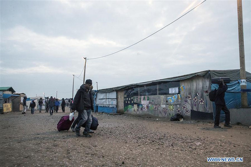 França inicia evacuação de campo de refugiados em Calais