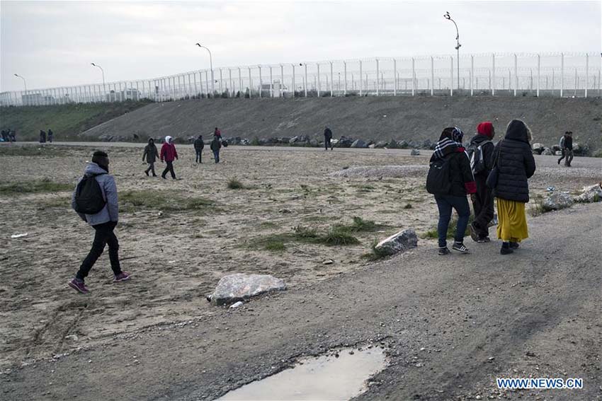 França inicia evacuação de campo de refugiados em Calais