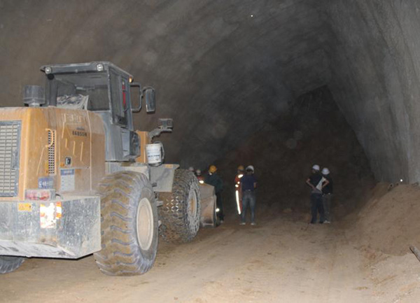 Seis pessoas ficam presas em desmoronamento de túnel no sudoeste da China