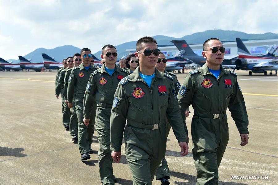 Caças J-10 da equipe de acrobacia aérea Bayi chegam ao aeroporto de Zhuhai