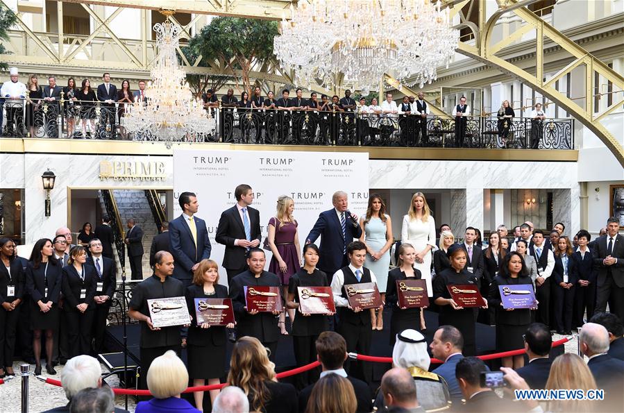 Trump participa da cerimônia de abertura de hotel em nome próprio