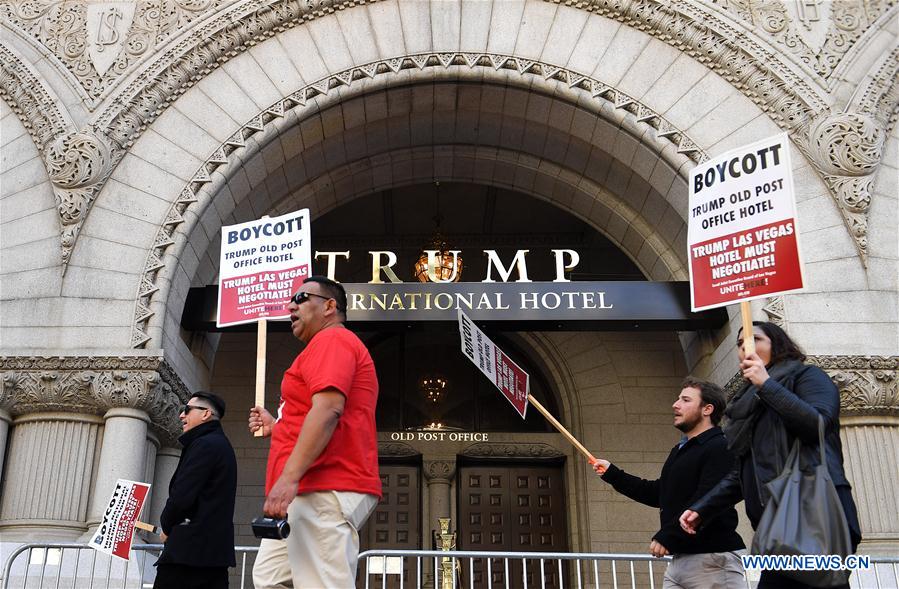 Trump participa da cerimônia de abertura de hotel em nome próprio