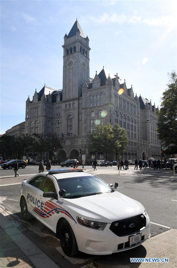 Trump participa da cerimônia de abertura de hotel em nome próprio