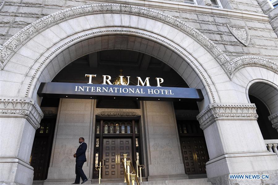 Trump participa da cerimônia de abertura de hotel em nome próprio