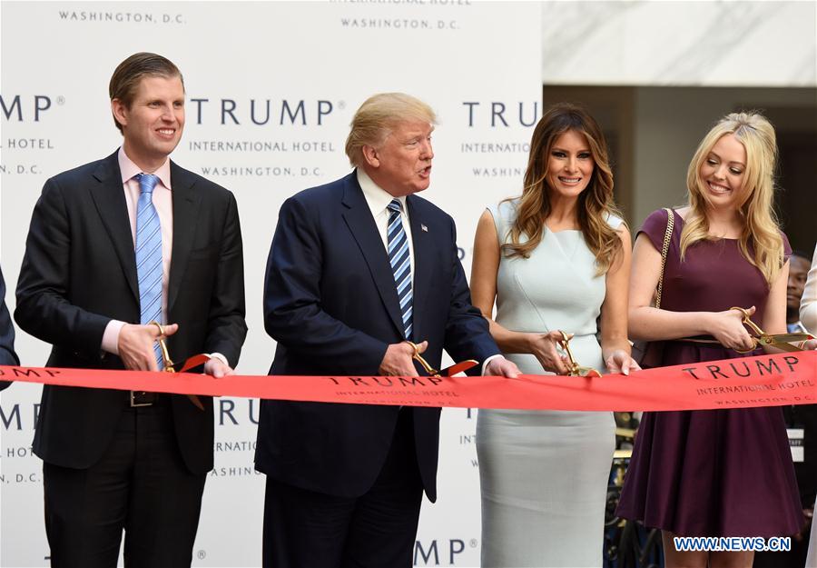 Trump participa da cerimônia de abertura de hotel em nome próprio