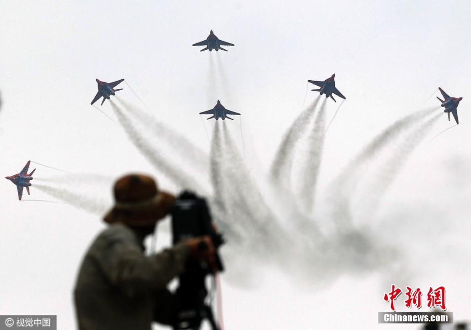 Equipes de acrobacia aérea russas fazem treinamento para o Show Aéreo da China