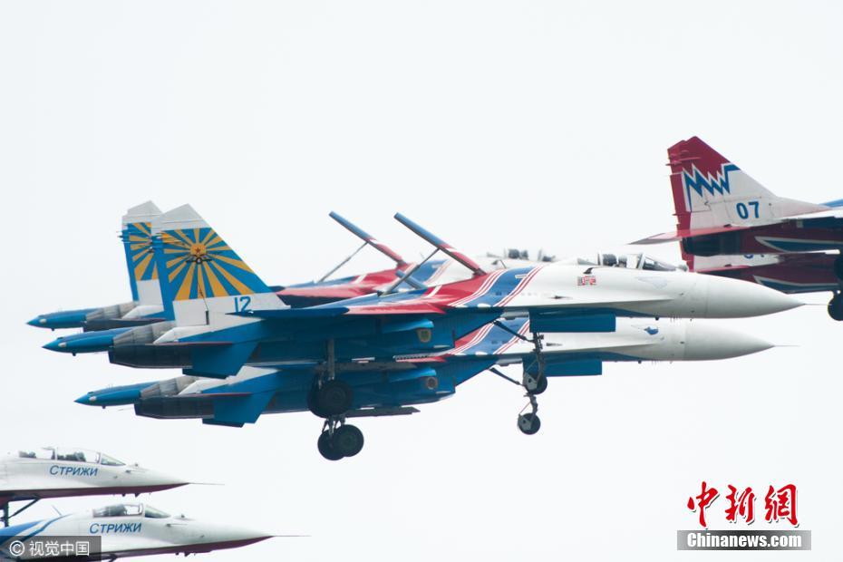 Equipes de acrobacia aérea russas fazem treinamento para o Show Aéreo da China