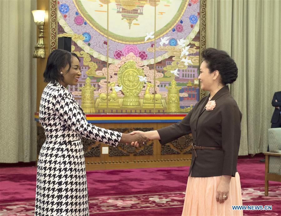 Primeira-dama da China apoia projetos de prevenção do HIV/AIDS na África