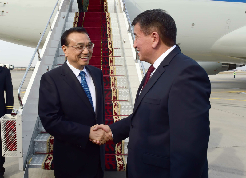 Primeiro-ministro chinês chega ao Quirguistão para visita oficial e reunião da OCS