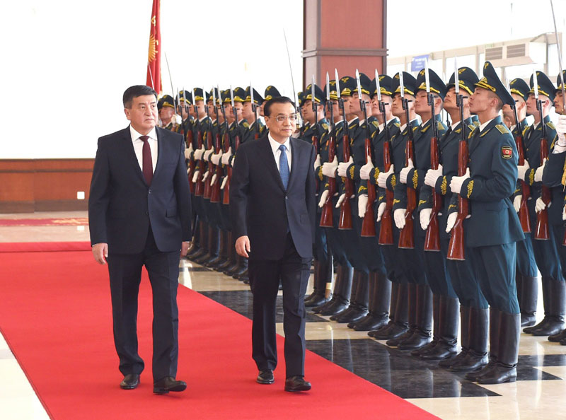Primeiro-ministro chinês chega ao Quirguistão para visita oficial e reunião da OCS