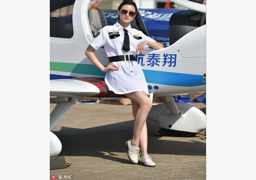 Modelos posam com aeronaves na Exibição Internacional de Aviação e Aeroespaço da China