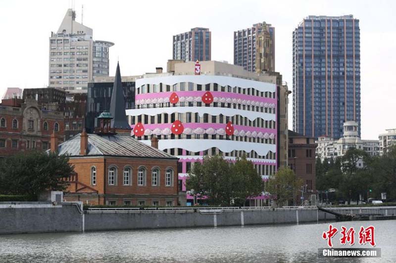 Decoração na fachada de loja de bolos em Shanghai causa controvérsia