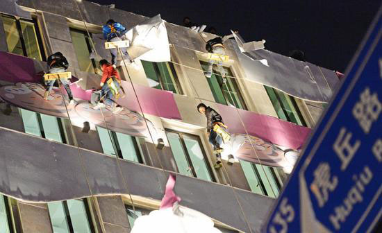 Decoração na fachada de loja de bolos em Shanghai causa controvérsia