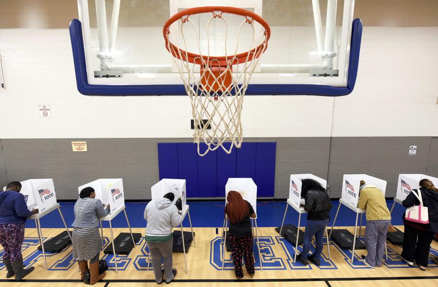Americanos acorrem às urnas para eleger o próximo presidente dos EUA