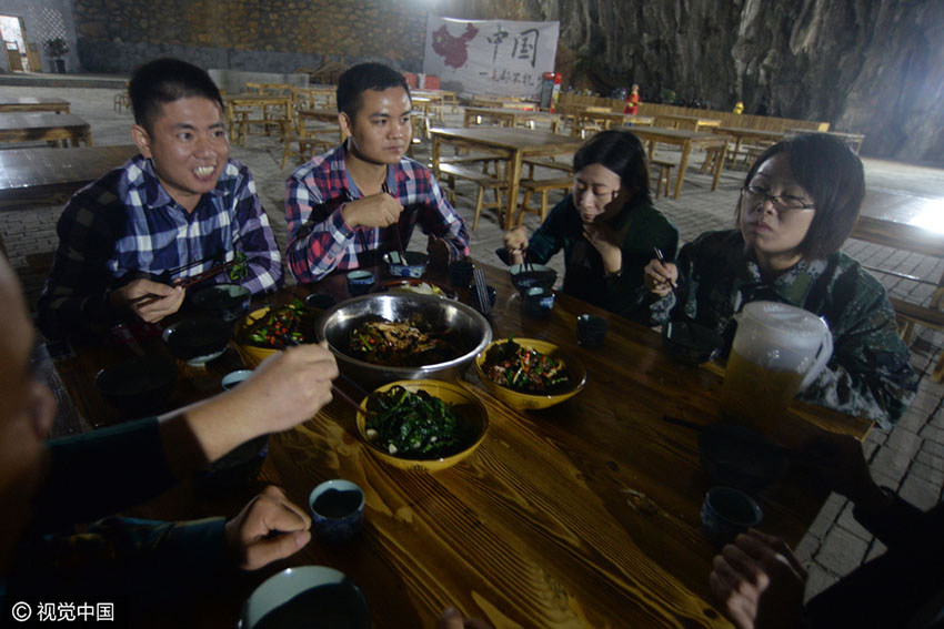Aldeão da província de Hunan constrói restaurante em caverna