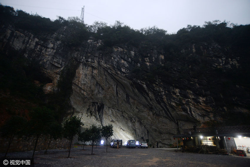 Aldeão da província de Hunan constrói restaurante em caverna