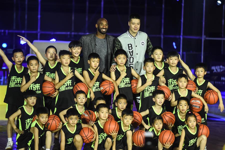 Kobe Bryant se encontra com fãs em Shenyang da China