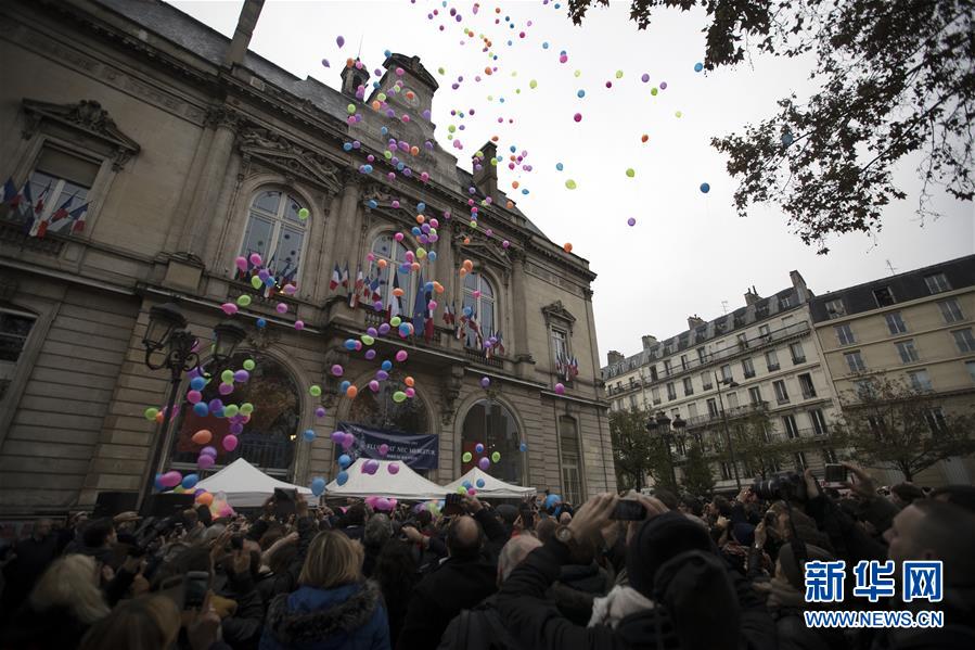 França homenageia vítimas dos ataques terroristas em Paris, um ano depois