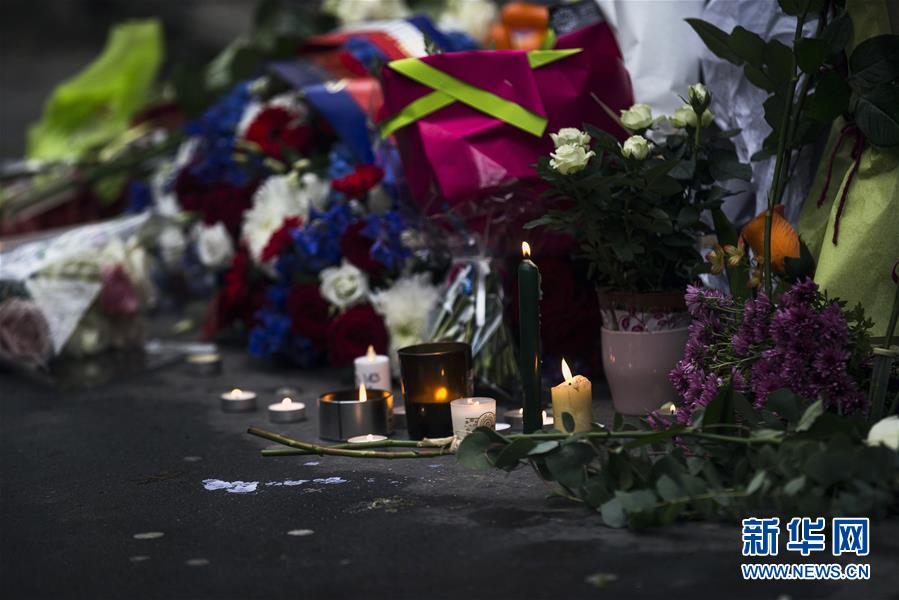 França homenageia vítimas dos ataques terroristas em Paris, um ano depois