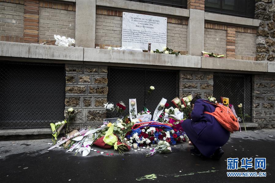 França homenageia vítimas dos ataques terroristas em Paris, um ano depois