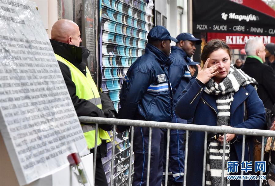 França homenageia vítimas dos ataques terroristas em Paris, um ano depois