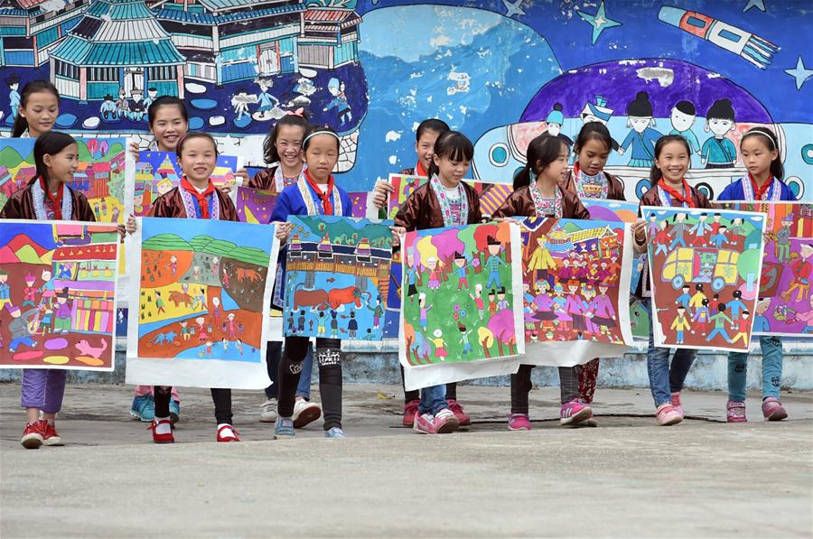 Crianças fazem pinturas de agricultores tradicionais da etnia Dong no sul da China