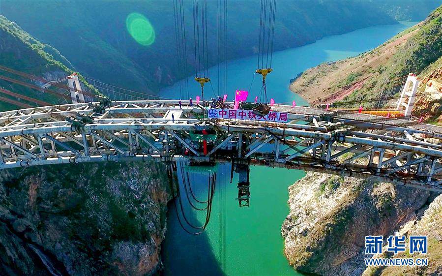 Grande ponte em arco construída em Yunnan