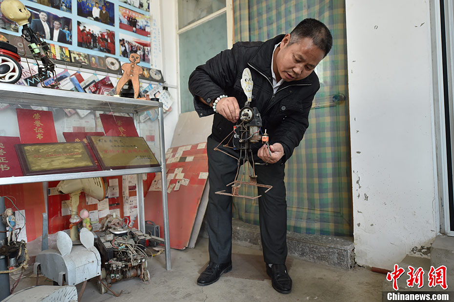 Camponês chinês fabrica 63 robôs em 30 anos
