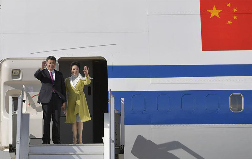 O presidente da China, Xi Jinping (e), e sua esposa, Peng Liyuan, cumprimentam em sua chegada ao aeroporto em Quito, Equador, em 17 de novembro de 2016. Xi Jinping chegou na quarta-feira a Quito para uma visita de Estado ao Equador. (Xinhua/Wang Ye)