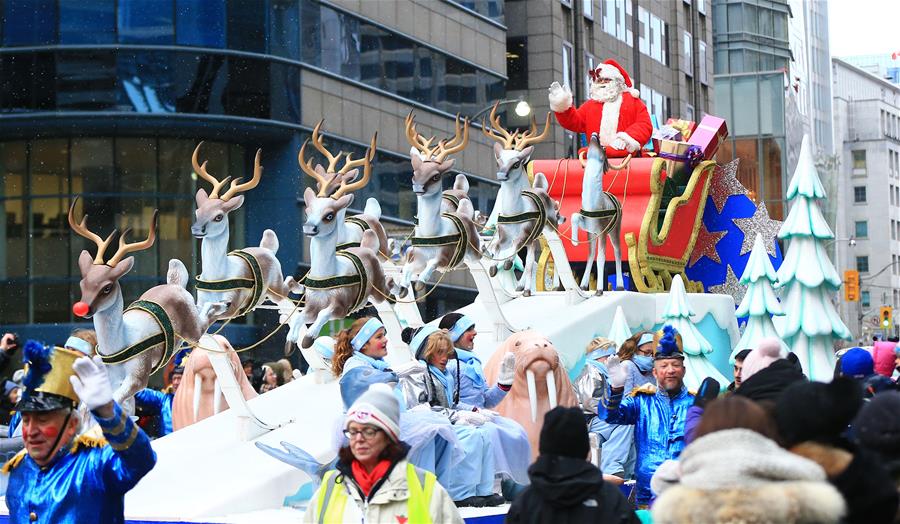 Desfile anual do Papai Noel de Toronto é realizado no Canadá