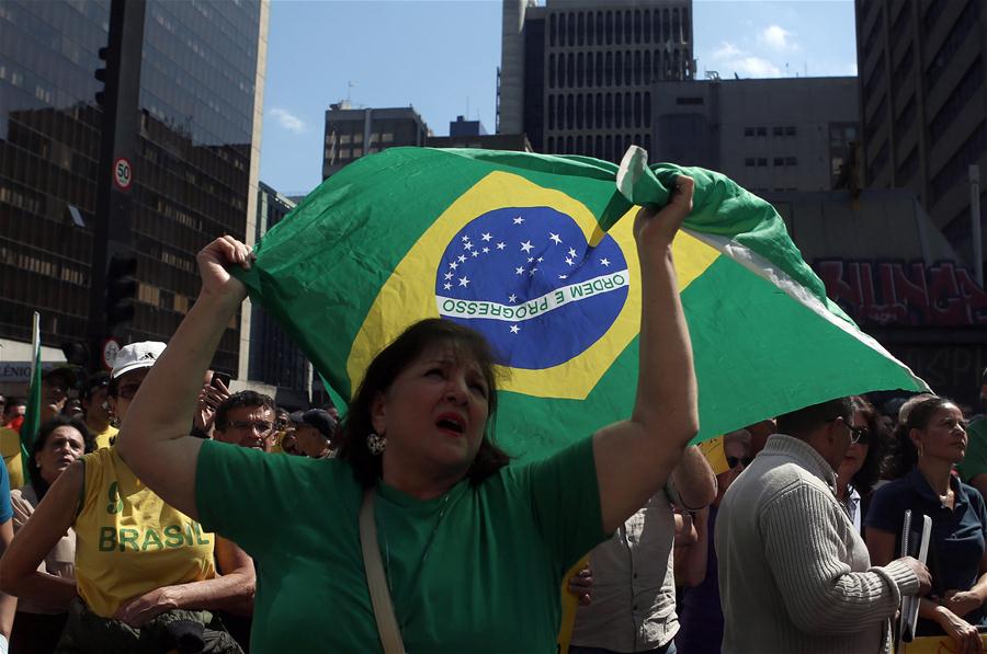 Manifestantes participam de protesto a favor da investigação sobre a maior rede de corrupção da história do Brasil