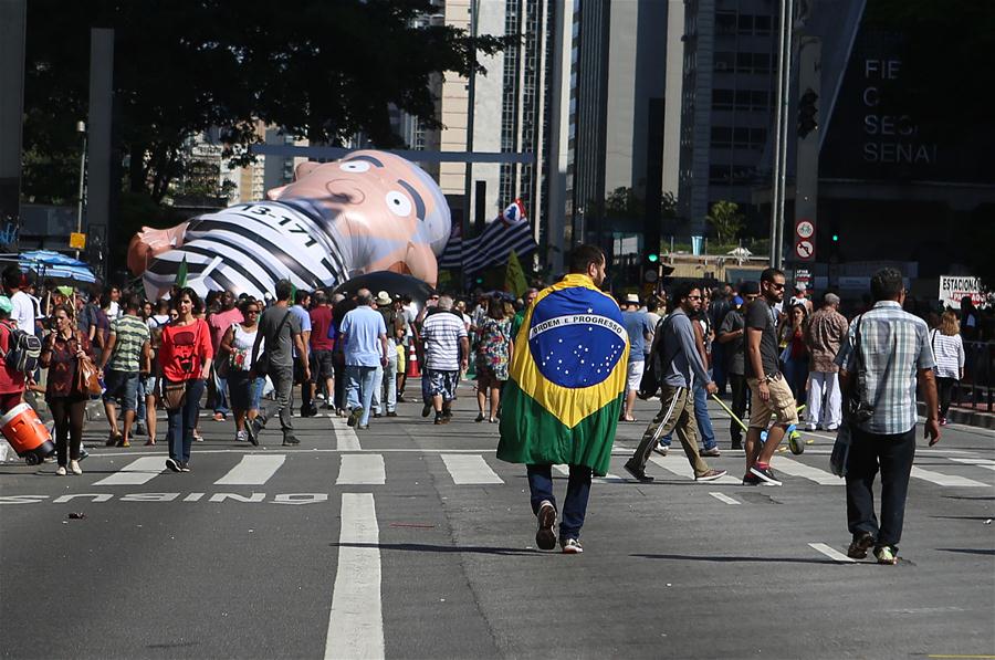 Manifestantes participam de protesto a favor da investigação sobre a maior rede de corrupção da história do Brasil