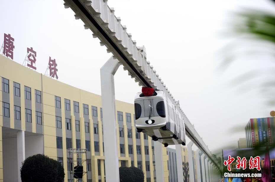 Primeiro trem suspenso da China faz viagem inaugural