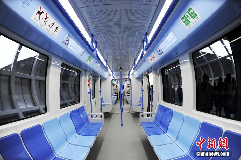 Primeiro trem suspenso da China faz viagem inaugural