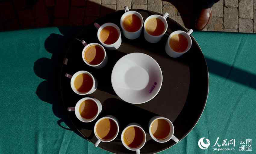 Café “primeiro beijo” na província de Yunnan