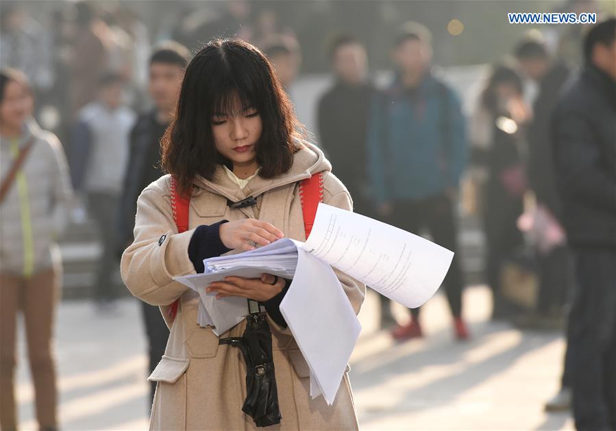 Candidatos participam em exame de admissão ao Serviço Civil da China