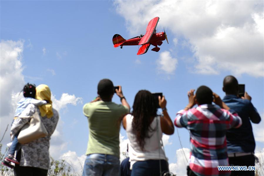 Vintage Air Rally realizado no Parque Nacional de Nairobi no Quénia